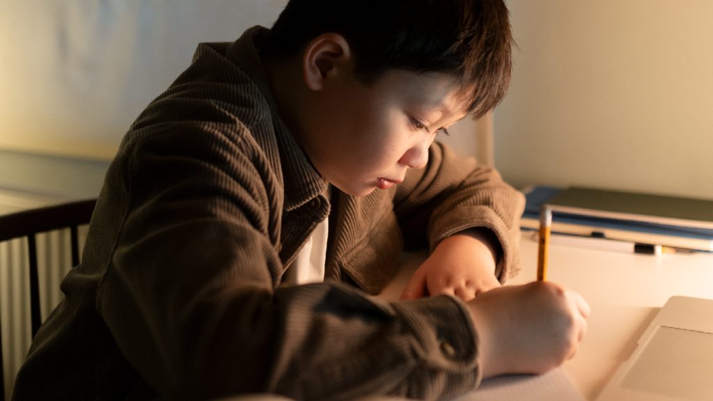 Doing homework under insufficient lighting is harmful to children eyesight