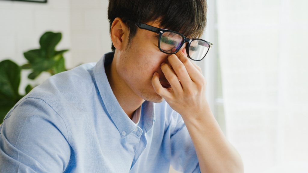 Man feeling headache and difficult to adapt to multifocal/progressive lenses